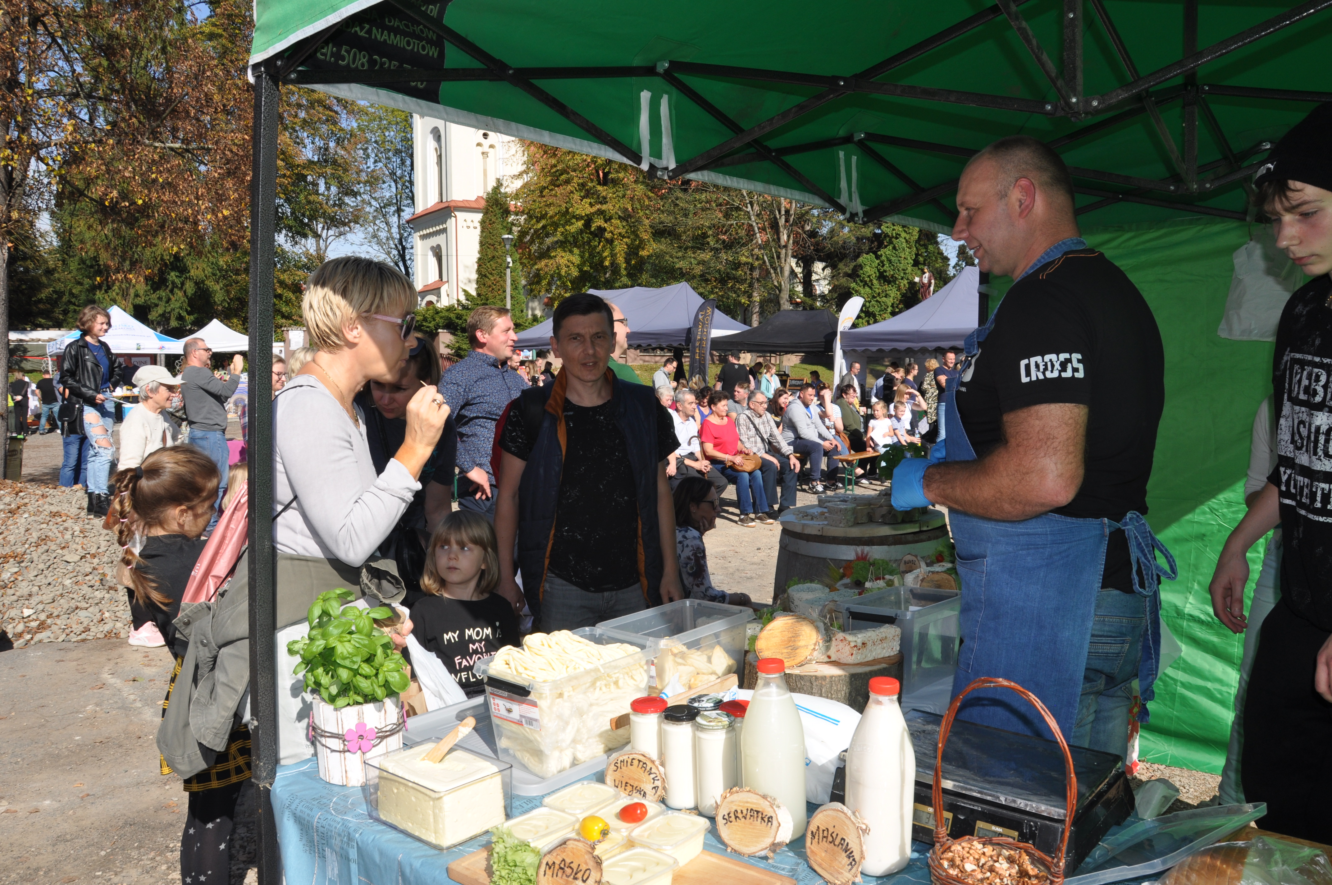 Zdjęcie przedstawia uczestników targu
