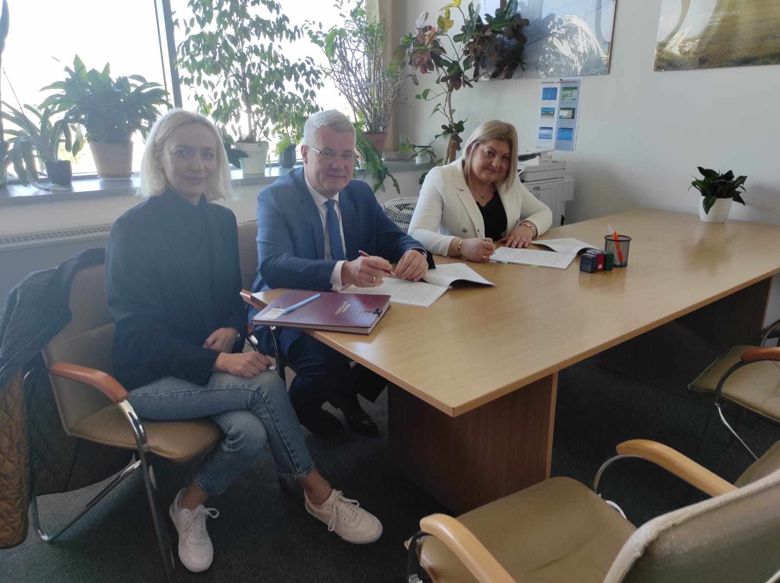 podpisanie umowy przez wójta i skarbnika