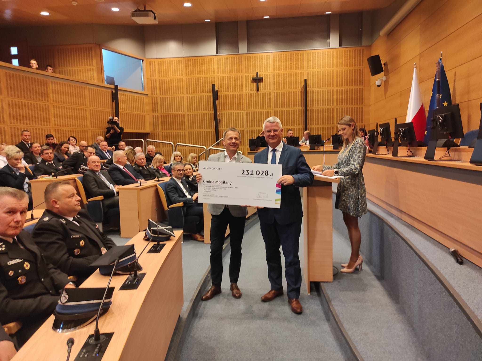 wójt odbierający czek