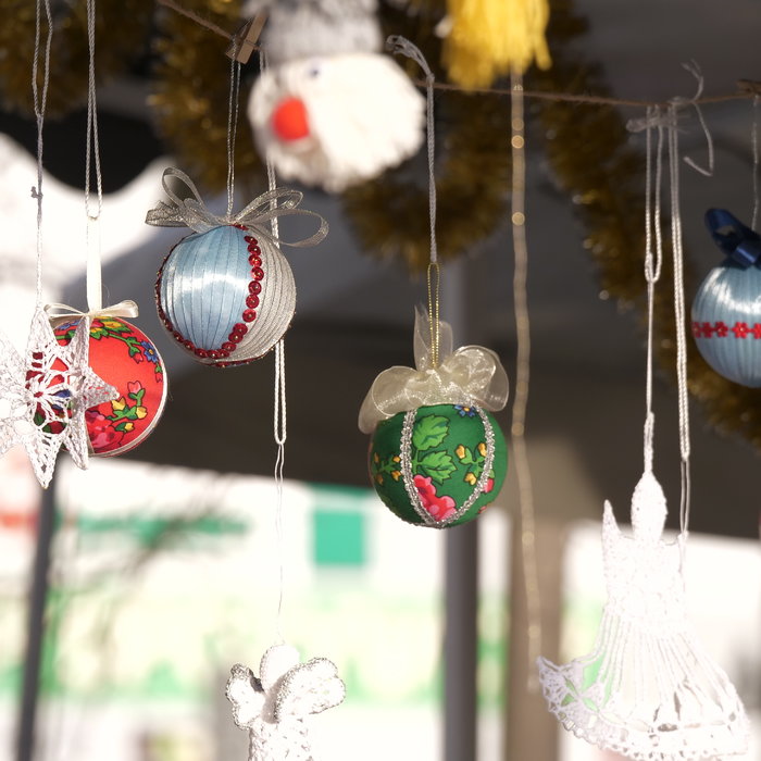 zdjęcie przedstawia bombki