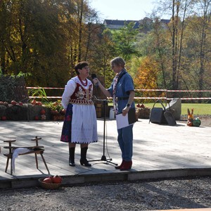 Zdjęcie przedstawia uczestników targu