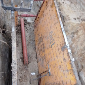 Prace ziemno-montażowe związane z budową kanalizacji.