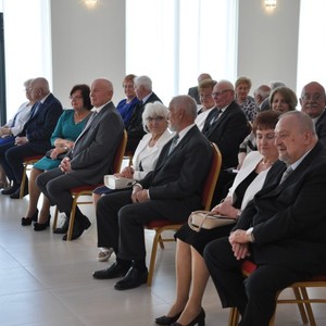 zdjecie siedzących osób