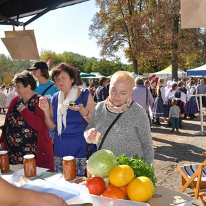 Zdjęcie przedstawia uczestników targu