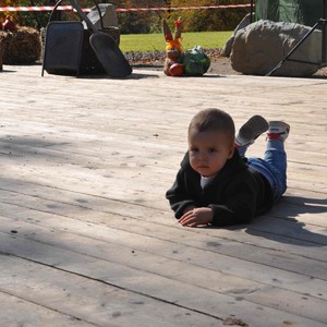 Zdjęcie przedstawia leżącego chłopca 