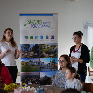 dzieci przygotowujące ozdoby wielkanocne