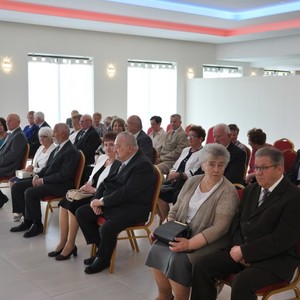 zdjęcie siedzących osób