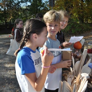 Zdjęcie przedstawia uczestników targu