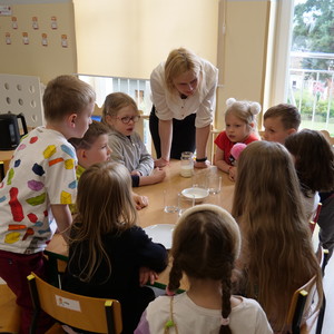 dzieci podczas zabawy 