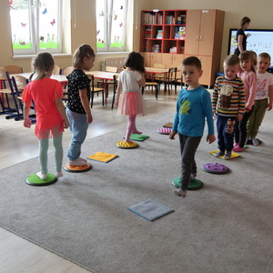 bawiące się dzieci