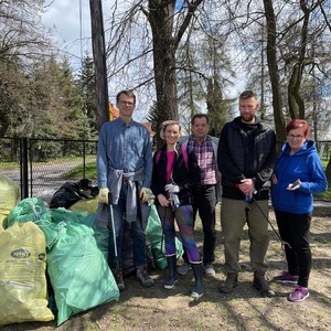 osoby biorące udział w sprzątaniu Gminy 