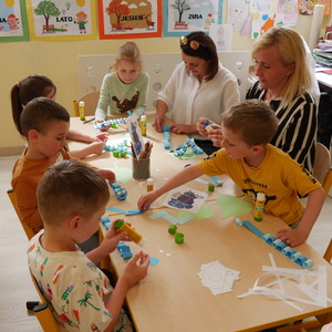 bawiące się dzieci