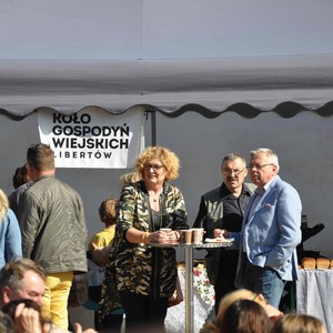 Zdjęcie przedstawia uczestników targu