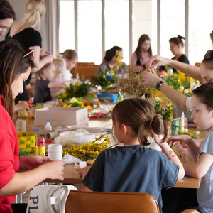 dzieci przygotowujące ozdoby wielkanocne