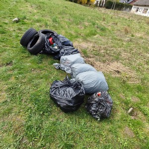 osoby biorące udział w sprzątaniu Gminy 