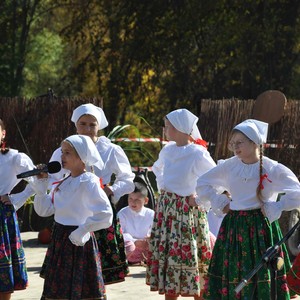 Zdjęcie przedstawia uczestników targu