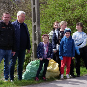 osoby biorące udział w sprzątaniu Gminy 