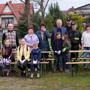 osoby biorące udział w sprzątaniu Gminy 