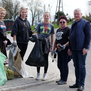 osoby biorące udział w sprzątaniu Gminy 