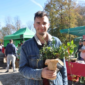 Zdjęcie przedstawia uczestników targu