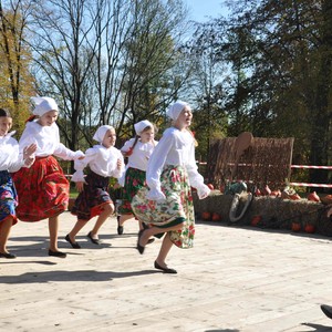 Zdjęcie przedstawia uczestników targu