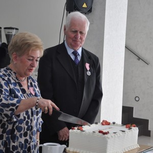 zdjęcie osoby krojącej torta