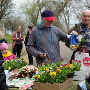 osoby biorące udział w sprzątaniu Gminy 