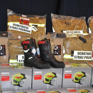 Przekazanie mundurów bojowych dla OSP Mogilany