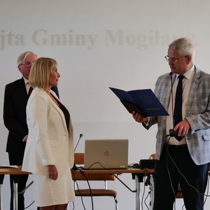 wójt wręczający akty powierzenia stanowisk dyrektorom