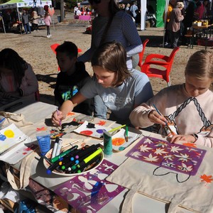 Zdjęcie przedstawia uczestników targu