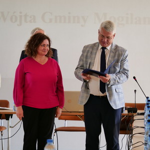 wójt wręczający akty powierzenia stanowisk dyrektorom