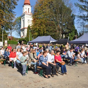 Zdjęcie przedstawia uczestników targu