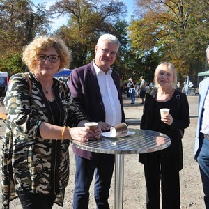 Zdjęcie przedstawia uczestników targu