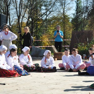 Zdjęcie przedstawia uczestników targu