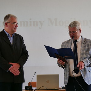 wójt wręczający akty powierzenia stanowisk dyrektorom