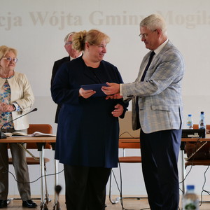 wójt wręczający akty powierzenia stanowisk dyrektorom