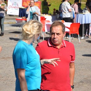 Zdjęcie przedstawia uczestników targu