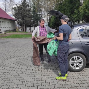 osoby biorące udział w sprzątaniu Gminy 