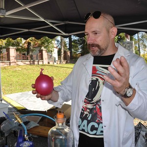 Zdjęcie przedstawia uczestników targu