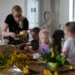 dzieci przygotowujące ozdoby wielkanocne
