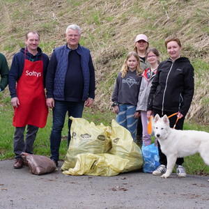 osoby biorące udział w sprzątaniu Gminy 