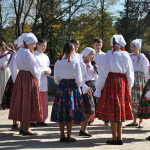 Zdjęcie przedstawia uczestników targu