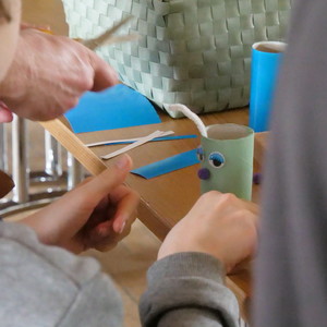 dzieci przygotowujące ozdoby wielkanocne