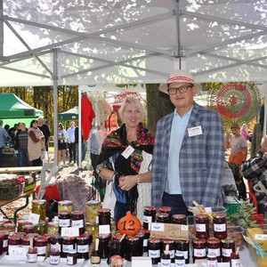 Zdjęcie przedstawia uczestników targu