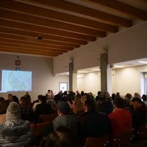 Zdjęcie przedstawia osoby uczestniczące w spotkaniu