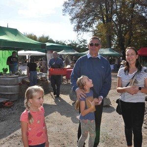 Zdjęcie przedstawia uczestników targu