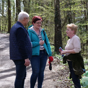 osoby biorące udział w sprzątaniu Gminy 