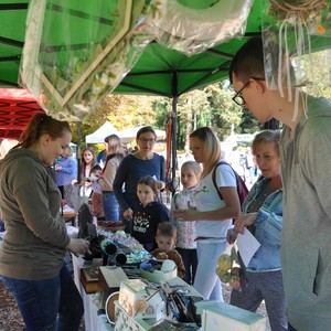 Zdjęcie przedstawia uczestników targu