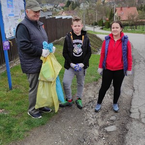 osoby biorące udział w sprzątaniu Gminy 