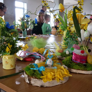 dzieci przygotowujące ozdoby wielkanocne